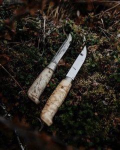 Cutit Marttiini Lynx 131 cu lama inox de 110mm si maner din mesteacan lacuit, livrat cu teaca din piele maro.