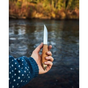 Cuțit Marttiini Salmon Knife cu mâner din mesteacăn buclat, gardă de bronz și cutie cadou din lemn – instrument premium de filetat.