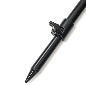 Umbrelă Pătrată Daiwa Square Umbrella 250cm – Detaliu structură flexibilă din fibră de sticlă, material 210D Nylon impermeabil și inele D pentru ancorare sigură pe mal.