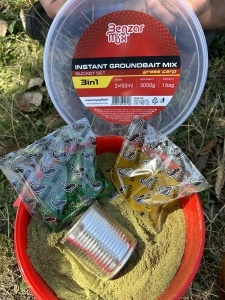 Găleată nadă Benzar Mix Instant Groundbait Set 3kg, cu nadă specifică și aditivi lichizi incluși, concepută pentru pescuit eficient la crap, amur, fitofag și method feeder.