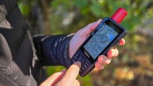 Garmin GPSMAP H1i Plus – dispozitiv GPS premium cu ecran tactil 3,5", tehnologie satelitară inReach®, camere integrate, hărți TopoActive și navigație multi-GNSS. Construcție MIL-STD-810, autonomie extinsă și funcții avansate pentru expediții, vânătoare și