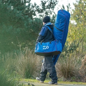Geanta Daiwa N'Zon Accessory Bag vedere frontală cu buzunare externe și bază ranforsată.
