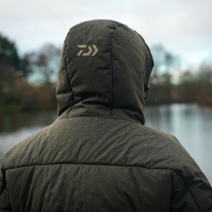 Jachetă pescuit la crap bărbați Daiwa Ultra Carp impermeabilă 5000mm cu spate extra-lung și izolație 120g/m2.