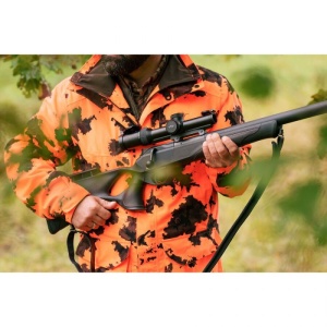 Jacheta de vanatoare Blaser Stealth 2L Blaze Camo, rezistenta la vant si apa, cu buzunare magnetice si vizibilitate certificata pentru vanatoare.