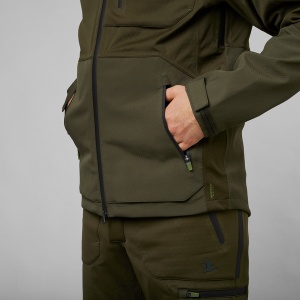 Jachetă Seeland Hawker Shell 2 Pine Green cu membrană SEETEX® 10.000 mm, construcție elastică în 3 straturi și ventilație sub braț pentru vânătoare activă.