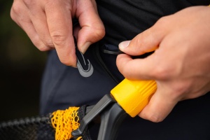 Minciog Sportex Carbon Wading Landing Net cauciucat, cadru carbon ușor, plasă fish-friendly, ideal pentru pescuit din vad și kayak.