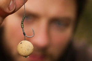 Montura Korda Carp Rig Dark Matter Wide Gape + Free Extenda Stops, 1buc/blister - Img 2