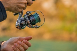Mulineta Daiwa 25 Caldia FC LT – Corp Zaion V monocoque, Airdrive Design, MagSealed și frână ATD pentru control perfect și performanță superioară la spinning.