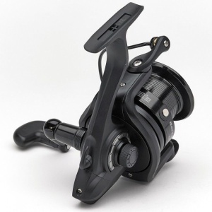 Mulineta Daiwa Black Widow 25A 4500 – mulinetă Big Pit compactă pentru pescuit la crap, cu tambur 25mm Long Cast și recuperare puternică.