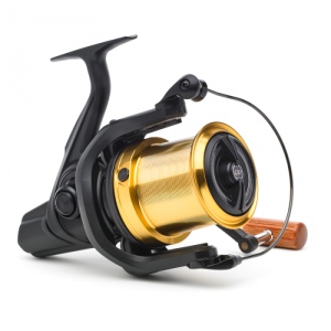 Mulineta Daiwa Emblem 45SCW QD OT 6000 – Big Pit cu cursă de 45mm, SCW, Quick Drag și design retro cu knob din lemn.