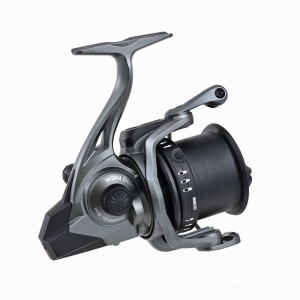 Mulinetă Formax Aries Long Cast 6500 – Vedere de profil evidențiind tamburul long cast din aluminiu, clipsurile metalice duble și manivela de forță pentru control total.
