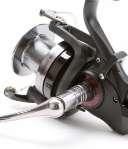 Mulineta Daiwa Windcast BR LD 5500 – Big Pit compact pentru pescuit la crap, cu Worm Shaft, frână micrometrică și tambur long cast pentru lansări precise.
