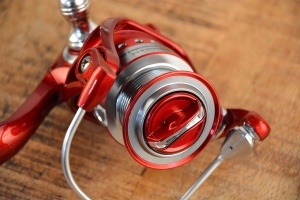 Mulineta Ryobi Virtus Red – design premium, funcționare lină și control superior. Perfectă pentru spinning și tehnici variate. Recomandată de PRO ANGLER.