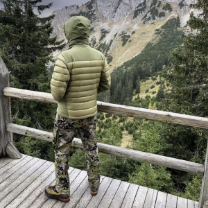Pantaloni Blaser Resolution HunTec Camo pentru vânătoare activă, cu material elastic 4-way stretch, ventilație laterală și camuflaj premium pentru teren variat.