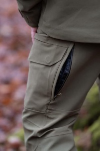 Pantaloni vânătoare Blaser Striker Waterproof Dark Olive, impermeabili și rezistenți la vânt, cu Cordura®, fermoare YKK Aquaguard și ventilație laterală pentru confort maxim