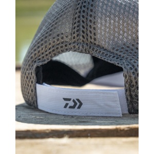 Șapcă tehnică de pescuit Daiwa Pro Performance White/Grey – Model original cu plasă ventilată în spate, margini elastice interioare și logo premium brodat D-Vec, ideală pentru protecție solară la spinning și crap