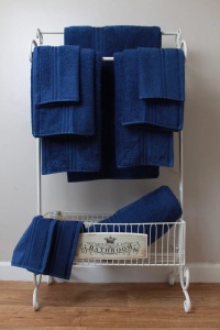 Set de 3 prosoape baie și plajă Sea&Salt Albastru Navy de la Marine Business, fabricate din 100% bumbac bucle 500g/m², ideale pentru iahturi și ambarcațiuni.