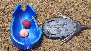 Set Method Feeder + Matriță Cralusso Double Chance 2+1 buc, conceput pentru pescuit cu două momeli diferite, nădire eficientă și lansări precise.