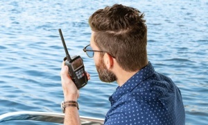 Stație radio maritimă VHF portabilă Cobra BlueBound 150 flotabilă cu încărcare USB-C.