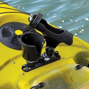Suport Lansetă Railblaza Rod Holder R – Suport compact și rezistent, dotat cu sistem de fixare elastică, ideal pentru caiace și bărci de pescuit ușor.