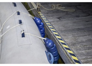 Balon gonflabil articulat alb Plastimo, model RIB cu design flexibil adaptat pentru coci rotunjite și flotoare, echipat cu supapă patentată și linie de prindere din poliester de 5mm, disponibil în variantele de lungime de 48cm și 60cm