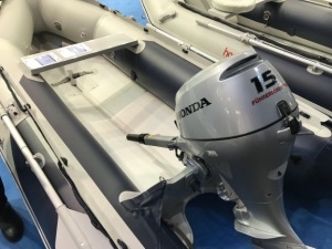 Barcă gonflabilă Honda Honwave T38-IE3 3.80m cu podea Air V-Floor, ușoară și stabilă, destinată pescuitului și activităților nautice recreative.