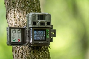 Camera monitorizare Spromise S68 24MP cu video 2K și LED-uri IR invizibile 940nm pentru supraveghere discretă zi și noapte.