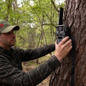 Cameră video night vision 4G HIKMICRO Trail Camera T16 cu senzor 24MP, sistem de lentile cu FOV dual 60°/100°, senzori PIR duali de 0.4s, LED-uri IR invizibile 940nm, transmisie prin aplicația SightApp și stocare internă de 64GB.