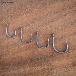 Carlige crap PB Products Surudoi Wide Circle PTFE din otel japonez forjat cu tija scurta si varf beaked point pentru monturi profesionale.