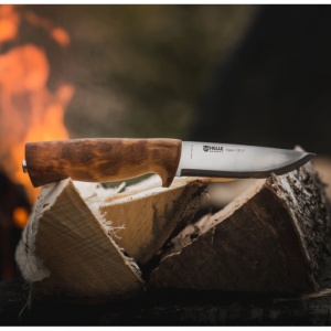 Cutit Helle Eggen 12C27 cu lama inox de 101mm si maner din mesteacan cret, livrat cu teaca din piele naturala neagra.