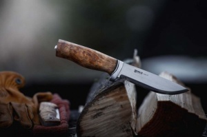 Cutit Helle GT 14C28N cu lama inox de 123mm si maner din mesteacan buclat, livrat cu teaca din piele naturala neagra.