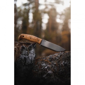 Cutit Helle Nord full tang cu lama Sandvik 14C28N de 147mm si maner din mesteacan buclat, livrat cu teaca din piele naturala.