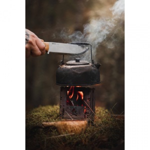 Cuțit bushcraft Helle Nordlys cu lamă din oțel 14C28N, mâner ergonomic din mesteacăn buclat și teacă tradițională din piele