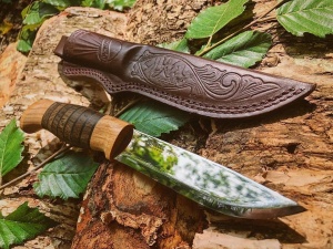 Cuțit Helle Sigmund – Instrument premium cu lamă de 107mm din oțel triplu laminat, mâner din fag, stejar și piele, cu teacă din piele naturală inclusă