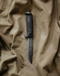 Cutit Marttiini Condor Frontier cu lama inox Martef de 130mm si maner cauciucat ergonomic, livrat cu teaca din piele neagra pentru vanatoare si outdoor.