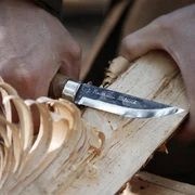 Cutit Marttiini Lynx Lumberjack cu lama inox de 110mm si maner din mesteacan lacuit, livrat cu teaca din piele.