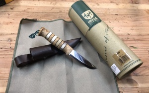 Cuțit Vânătoare Helle Arv – Instrument tradițional norvegian cu lamă de 87mm din oțel triplu laminat, mâner din mesteacăn și corn de cerb, însoțit de teacă din piele
