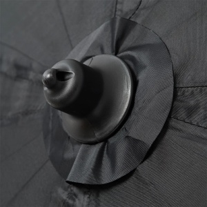 Umbrelă Pătrată Daiwa Square Umbrella 250cm – Detaliu structură flexibilă din fibră de sticlă, material 210D Nylon impermeabil și inele D pentru ancorare sigură pe mal.