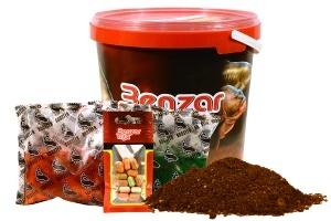 Găleată nadă Benzar Mix Instant Groundbait Set 3kg, cu nadă specifică și aditivi lichizi incluși, concepută pentru pescuit eficient la crap, amur, fitofag și method feeder.