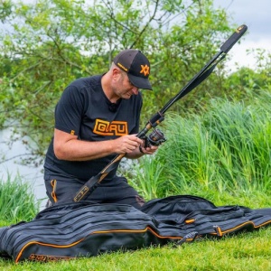 Husă Guru Fusion Rod Holdall 10 Plus+ – Detaliu compartimentare 5 secțiuni și design ergonomic pentru 10 lansete echipate