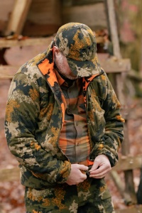 Jachetă reversibilă de vânătoare din fleece silențios Blaser Silence Rotation Silence Camo și Blaze Orange.