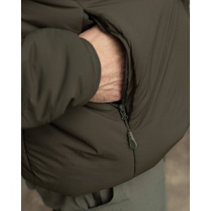 Jachetă pescuit bărbați Korda Hooded Insulated Dark Olive călduroasă cu extensie dorsală și glugă tehnică.