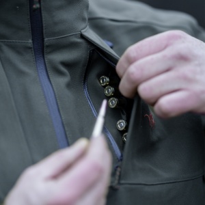 Jacheta de vanatoare Blaser Striker Dark Olive cu Cordura, membrana impermeabila si ventilatie pentru utilizare intensiva in teren.