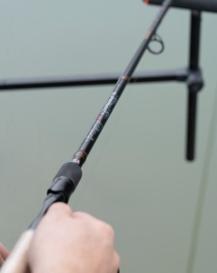 Lansetă Trabucco Supremacy XR Distance Feeder 4.00m 150g cu sistem SELD, inele K-SiC și mâner Lock Grip din plută și EVA.