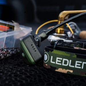 Lanterna de cap Ledlenser HF7R RGB 1200 lumeni cu sistem Adaptive Light Beam lumina RGB si etanseitate IP67.