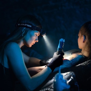 Lanternă frontală Ledlenser HF4 Black 450 lumeni cu lumină roșie, alimentare 3xAAA și protecție IP67.