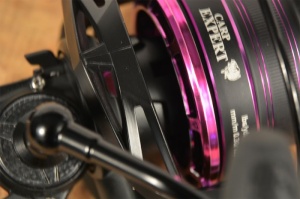 Mulineta Carp Expert Purple Feeder 6000 cu 7+1 rulmenți, frână Quick Drag și tambur long cast din aluminiu, ideală pentru pescuit la feeder și method feeder.