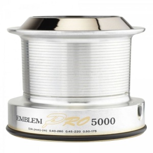 Mulineta Daiwa Emblem Pro 5000 – Big Pit pentru pescuit la crap, cu Wormshaft, CRBB și tambur ABS pentru lansări lungi și control perfect.