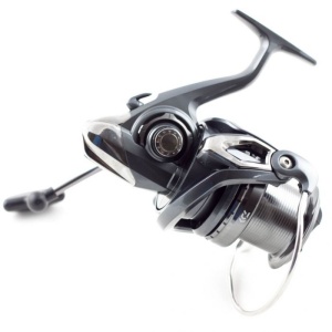 Mulineta Daiwa Emcast 5000LDA – surfcasting fiabil, tambur long cast și construcție robustă pentru lansări la distanță mare.