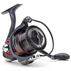Mulineta Daiwa Tournament QD cu MagSealed, Tough Digigear și frână Quick Drag, dedicată pescuitului feeder și match de competiție.